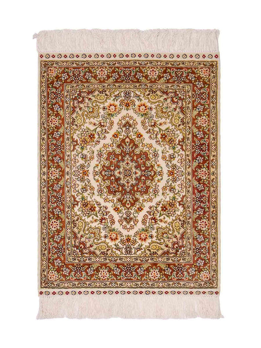 Sehr feiner, handgeknüpfter Khademi Orientteppich mit Hereke Design aus reiner Seide, creme, weiß, rosa. 62x47 cm. Vertrieb durch Jupiter Intl.