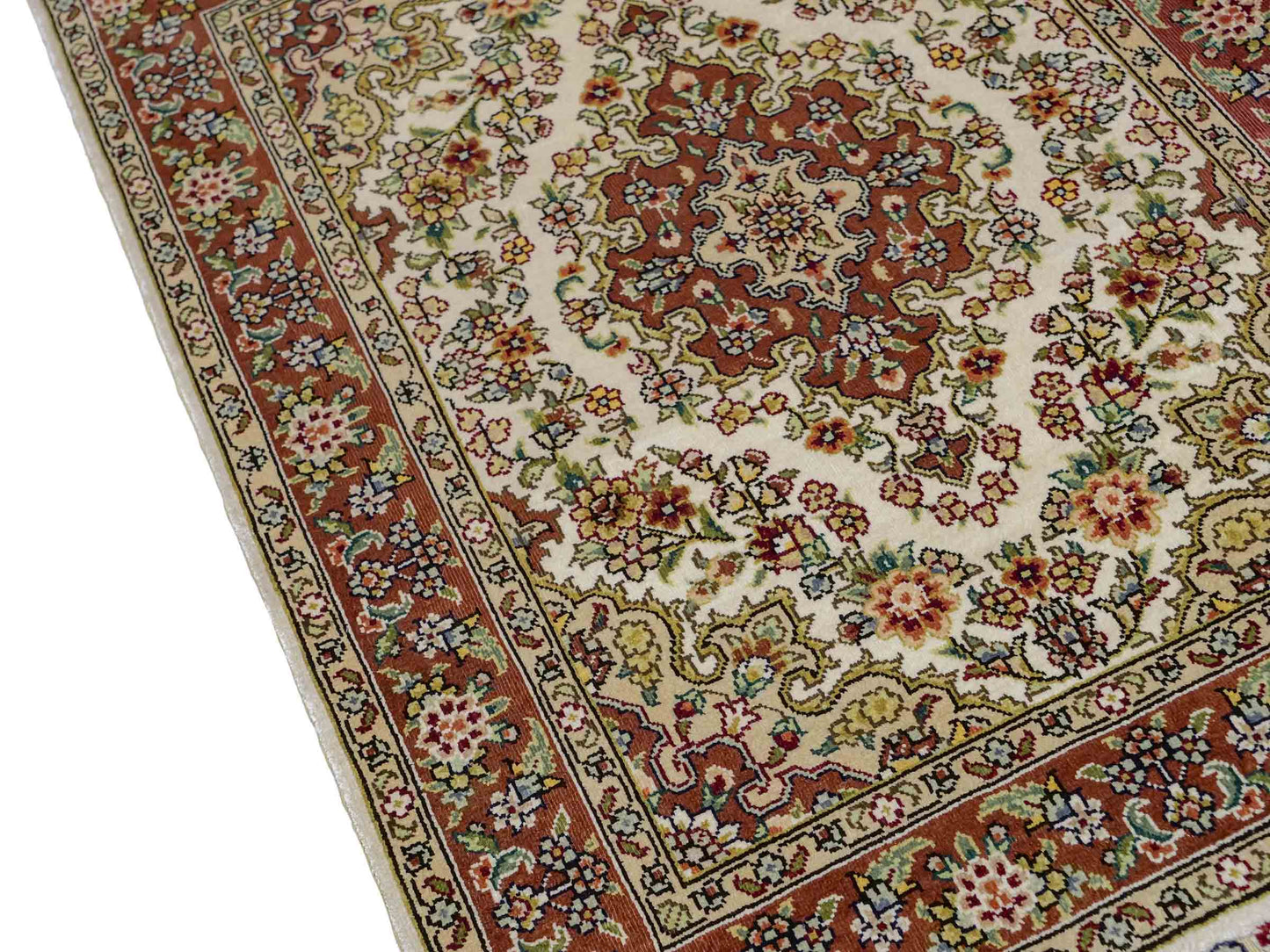 Sehr feiner, handgeknüpfter Khademi Orientteppich mit Hereke Design aus reiner Seide, creme, weiß, rosa. 62x47 cm. Vertrieb durch Jupiter Intl.