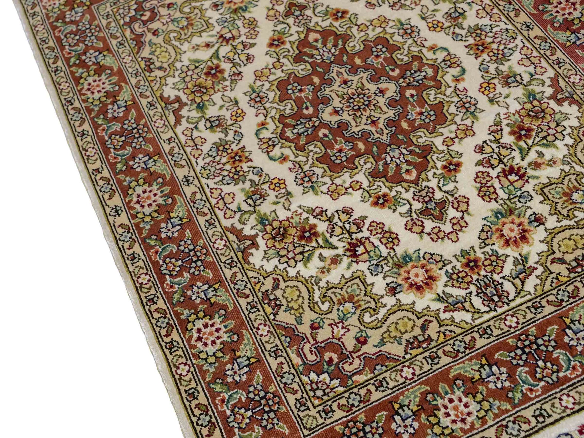 Sehr feiner, handgeknüpfter Khademi Orientteppich mit Hereke Design aus reiner Seide, creme, weiß, rosa. 62x47 cm. Vertrieb durch Jupiter Intl.