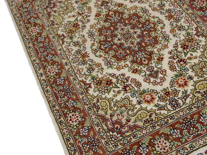 Sehr feiner, handgeknüpfter Khademi Orientteppich mit Hereke Design aus reiner Seide, creme, weiß, rosa. 62x47 cm. Vertrieb durch Jupiter Intl.