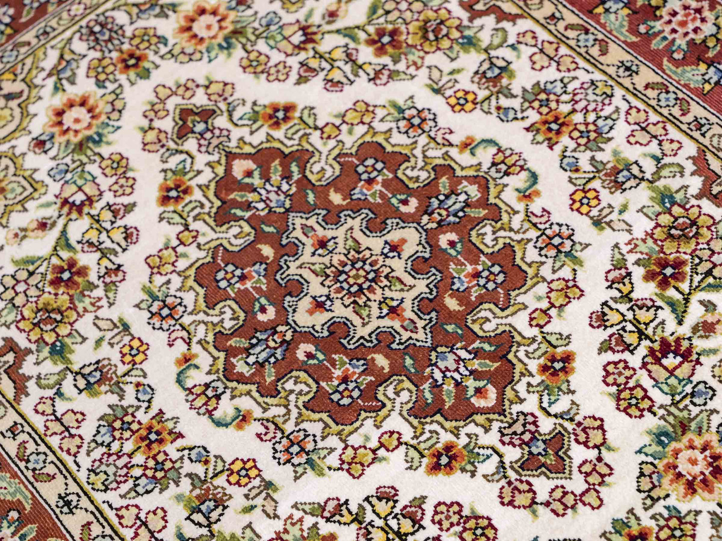 Sehr feiner, handgeknüpfter Khademi Orientteppich mit Hereke Design aus reiner Seide, creme, weiß, rosa. 62x47 cm. Vertrieb durch Jupiter Intl.