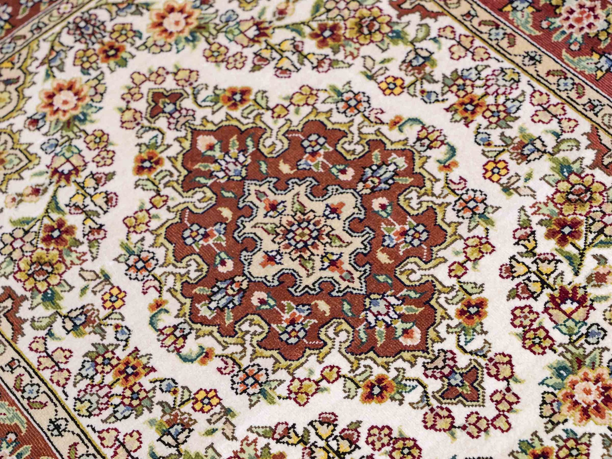 Sehr feiner, handgeknüpfter Khademi Orientteppich mit Hereke Design aus reiner Seide, creme, weiß, rosa. 62x47 cm. Vertrieb durch Jupiter Intl.