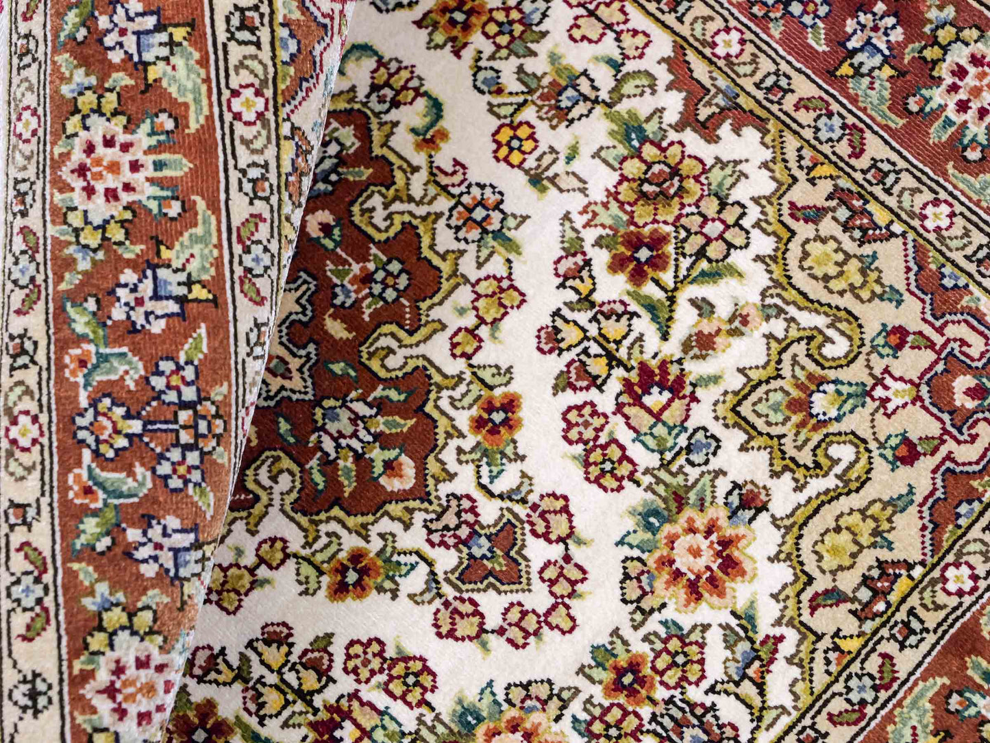 Sehr feiner, handgeknüpfter Khademi Orientteppich mit Hereke Design aus reiner Seide, creme, weiß, rosa. 62x47 cm. Vertrieb durch Jupiter Intl.