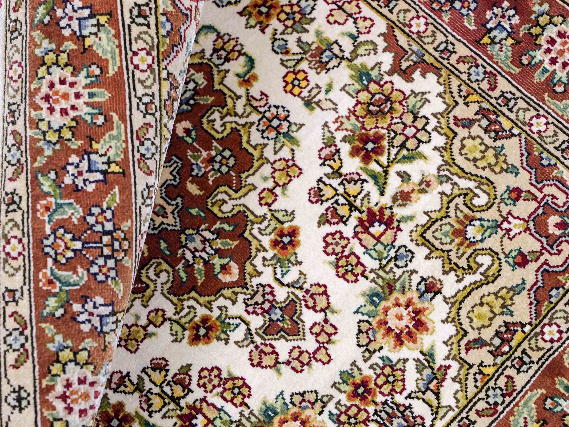 Sehr feiner, handgeknüpfter Khademi Orientteppich mit Hereke Design aus reiner Seide, creme, weiß, rosa. 62x47 cm. Vertrieb durch Jupiter Intl.