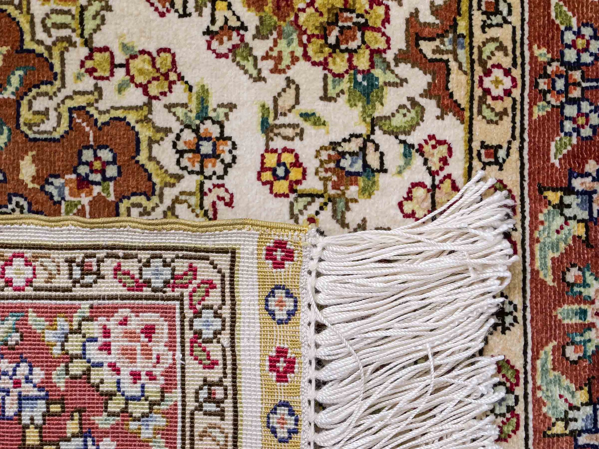 Sehr feiner, handgeknüpfter Khademi Orientteppich mit Hereke Design aus reiner Seide, creme, weiß, rosa. 62x47 cm. Vertrieb durch Jupiter Intl.