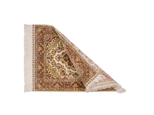 Sehr feiner, handgeknüpfter Khademi Orientteppich mit Hereke Design aus reiner Seide, creme, weiß, rosa. 62x47 cm. Vertrieb durch Jupiter Intl.