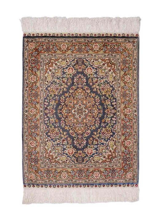 Sehr feiner, handgeknüpfter Khademi Orientteppich mit Hereke Design aus reiner Seide, blau, braun. 62x47 cm. Vertrieb durch Jupiter Intl.