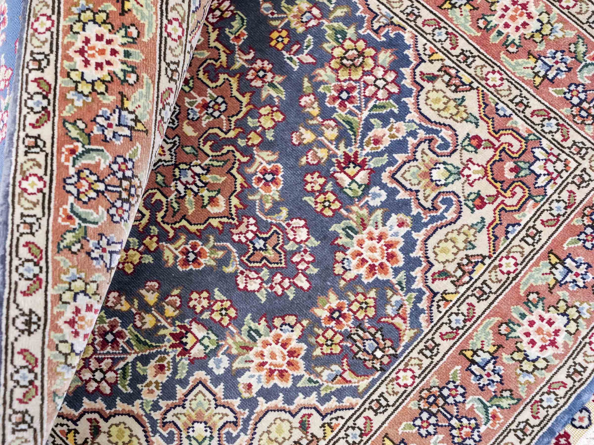 Sehr feiner, handgeknüpfter Khademi Orientteppich mit Hereke Design aus reiner Seide, blau, braun. 62x47 cm. Vertrieb durch Jupiter Intl.