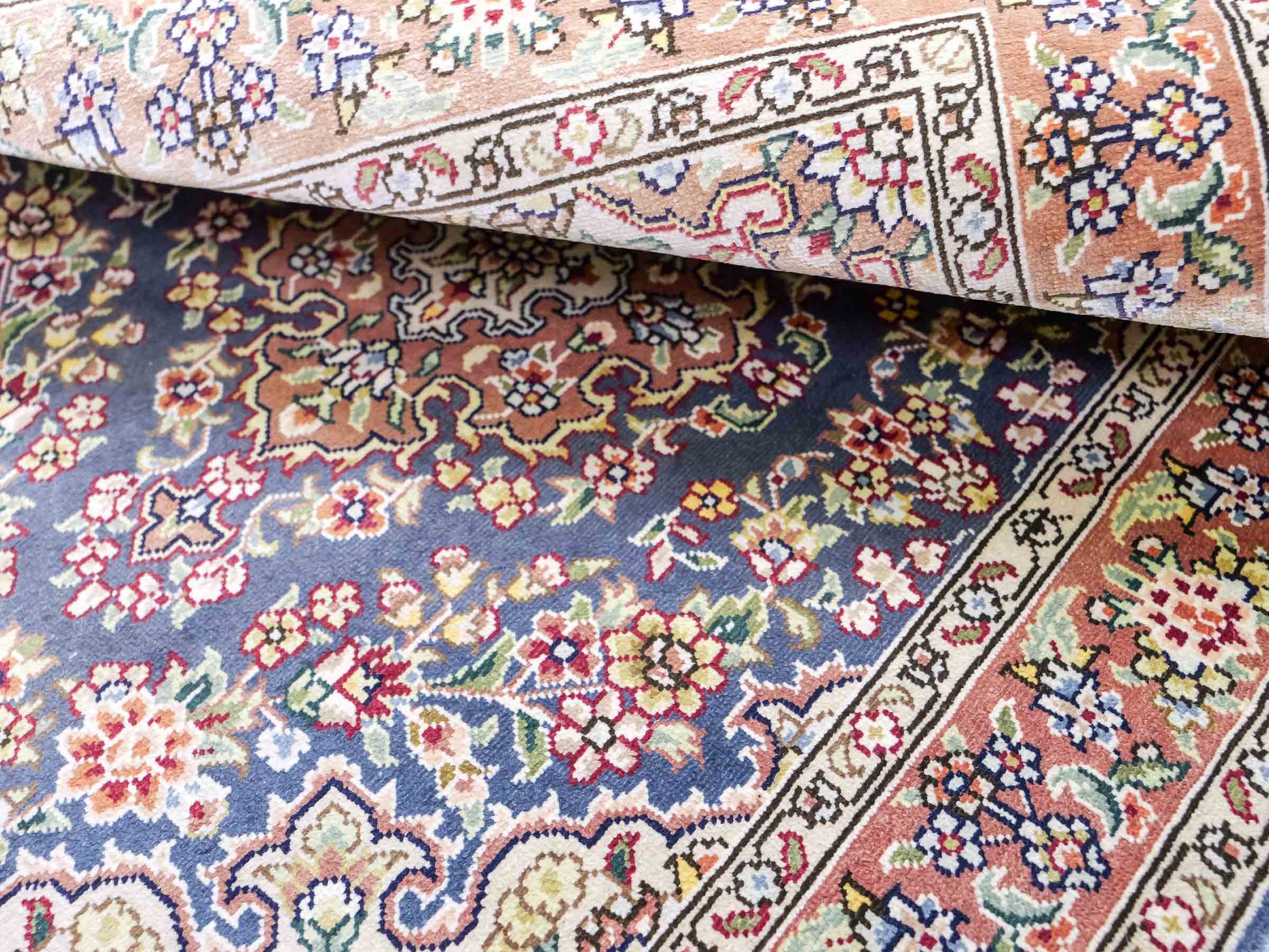 Sehr feiner, handgeknüpfter Khademi Orientteppich mit Hereke Design aus reiner Seide, blau, braun. 62x47 cm. Vertrieb durch Jupiter Intl.