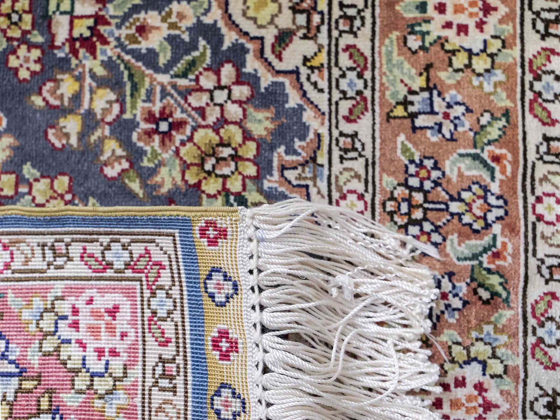 Sehr feiner, handgeknüpfter Khademi Orientteppich mit Hereke Design aus reiner Seide, blau, braun. 62x47 cm. Vertrieb durch Jupiter Intl.