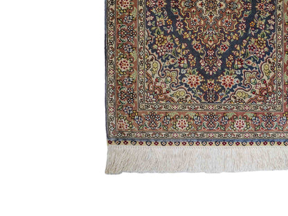 Sehr feiner, handgeknüpfter Khademi Orientteppich mit Hereke Design aus reiner Seide, blau, braun. 62x47 cm. Vertrieb durch Jupiter Intl.