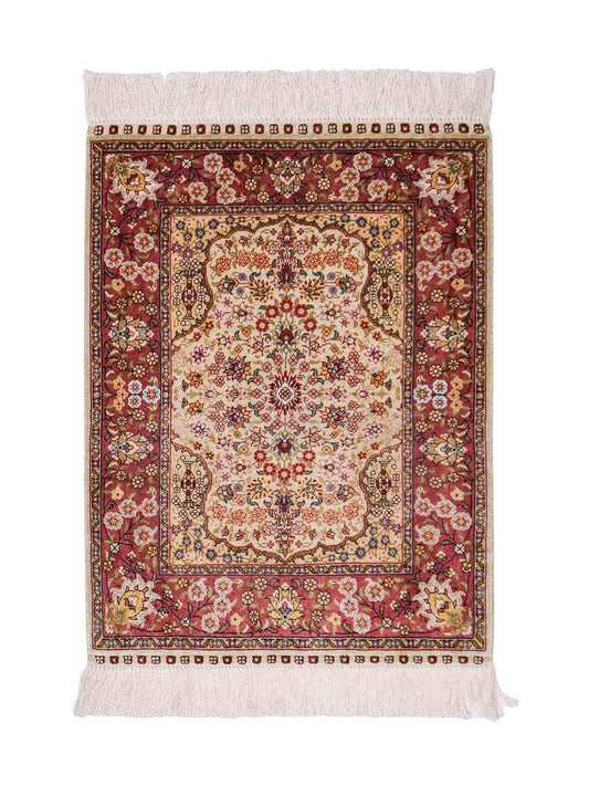 Sehr feiner, handgeknüpfter Khademi Orientteppich mit Hereke Design aus reiner Seide, creme, oliv, rosa. 62x48 cm. Vertrieb durch Jupiter Intl.