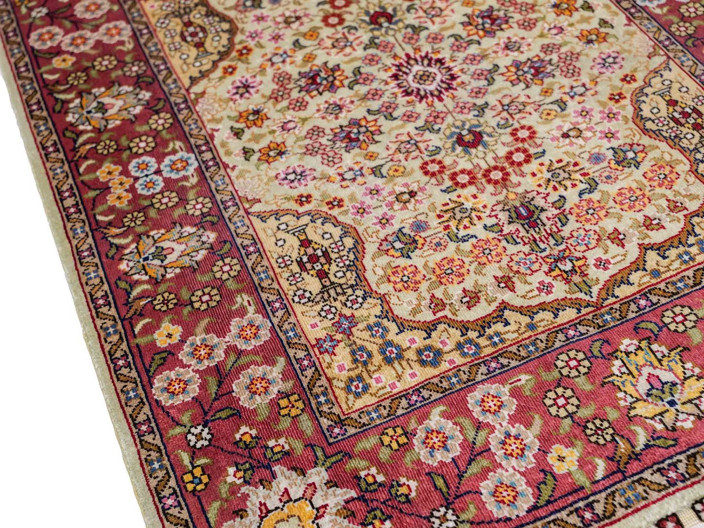 Sehr feiner, handgeknüpfter Khademi Orientteppich mit Hereke Design aus reiner Seide, creme, oliv, rosa. 62x48 cm. Vertrieb durch Jupiter Intl.