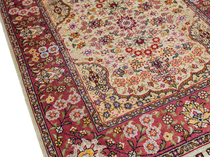 Sehr feiner, handgeknüpfter Khademi Orientteppich mit Hereke Design aus reiner Seide, creme, oliv, rosa. 62x48 cm. Vertrieb durch Jupiter Intl.