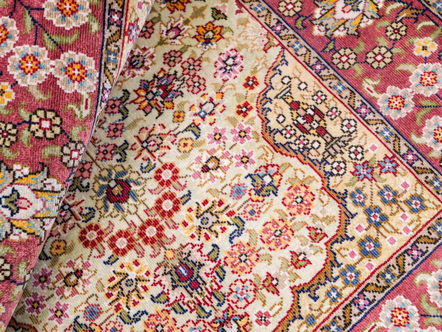 Sehr feiner, handgeknüpfter Khademi Orientteppich mit Hereke Design aus reiner Seide, creme, oliv, rosa. 62x48 cm. Vertrieb durch Jupiter Intl.