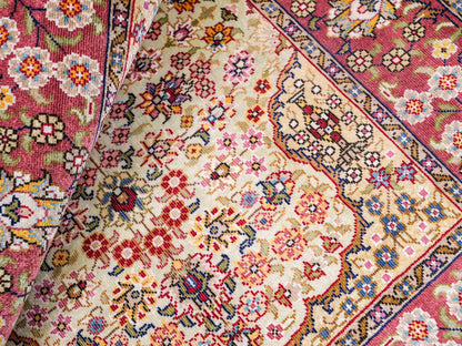 Sehr feiner, handgeknüpfter Khademi Orientteppich mit Hereke Design aus reiner Seide, creme, oliv, rosa. 62x48 cm. Vertrieb durch Jupiter Intl.