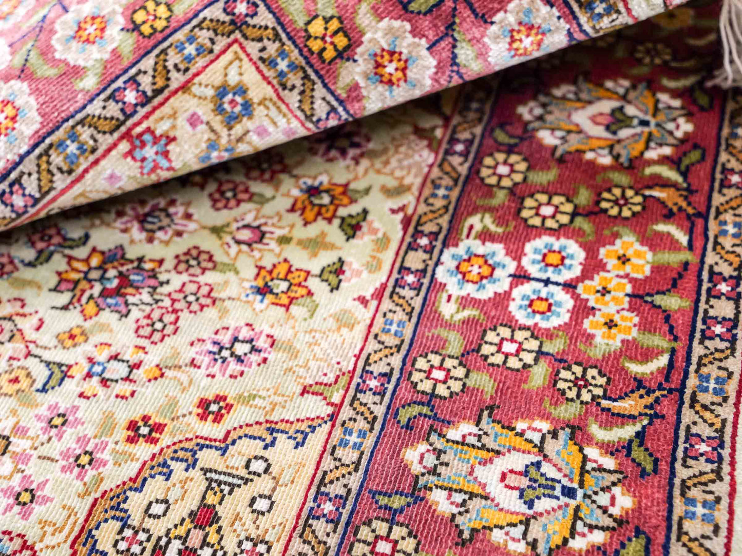 Sehr feiner, handgeknüpfter Khademi Orientteppich mit Hereke Design aus reiner Seide, creme, oliv, rosa. 62x48 cm. Vertrieb durch Jupiter Intl.