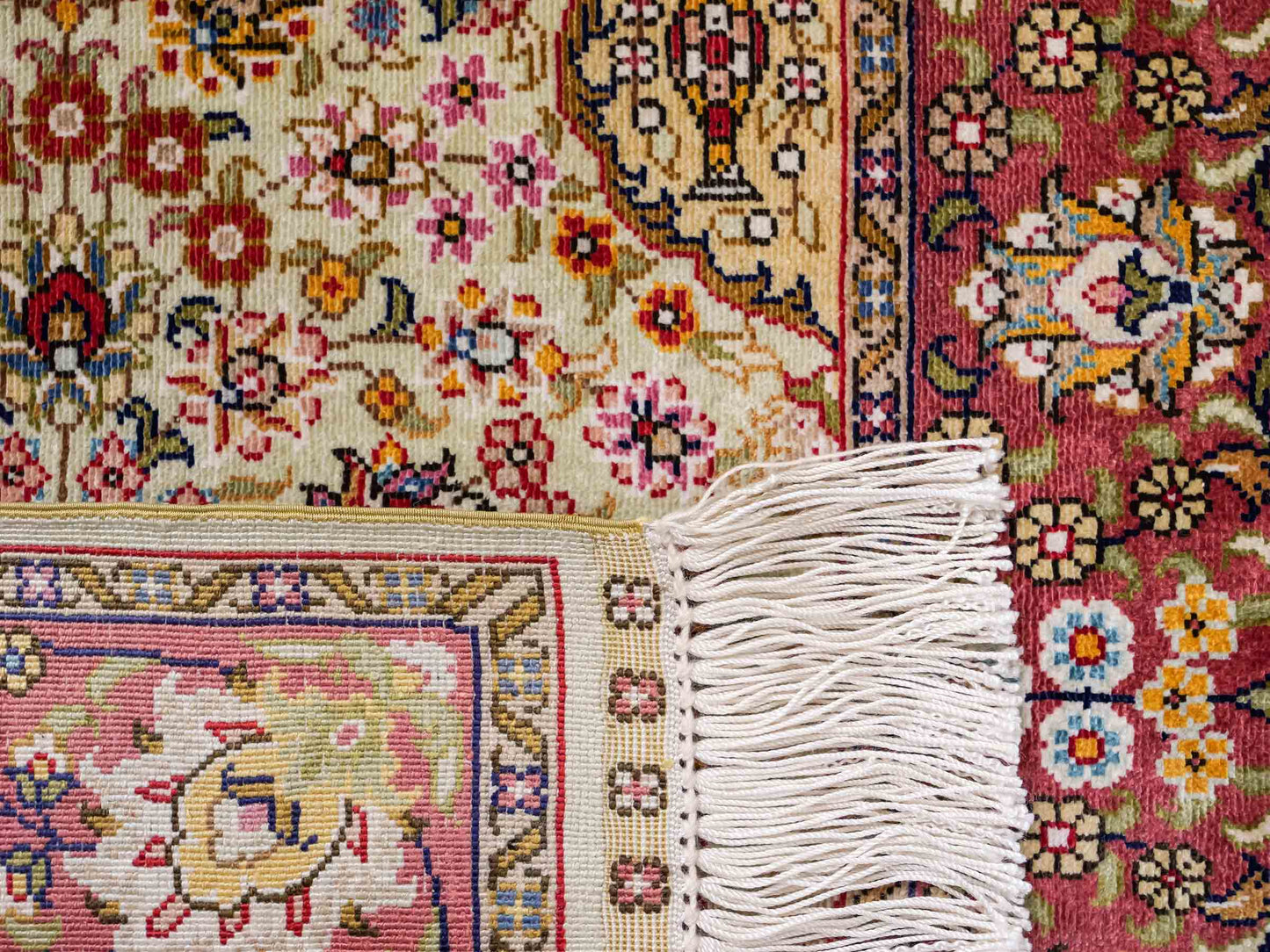 Sehr feiner, handgeknüpfter Khademi Orientteppich mit Hereke Design aus reiner Seide, creme, oliv, rosa. 62x48 cm. Vertrieb durch Jupiter Intl.