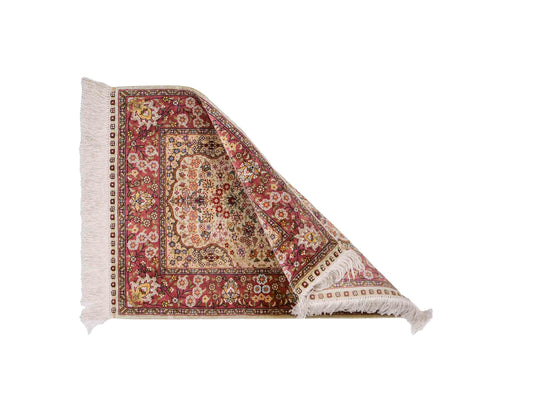 Sehr feiner, handgeknüpfter Khademi Orientteppich mit Hereke Design aus reiner Seide, creme, oliv, rosa. 62x48 cm. Vertrieb durch Jupiter Intl.
