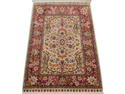 Sehr feiner, handgeknüpfter Khademi Orientteppich mit Hereke Design aus reiner Seide, creme, oliv, rosa. 62x48 cm. Vertrieb durch Jupiter Intl.