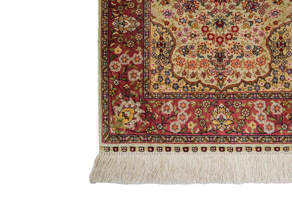 Sehr feiner, handgeknüpfter Khademi Orientteppich mit Hereke Design aus reiner Seide, creme, oliv, rosa. 62x48 cm. Vertrieb durch Jupiter Intl.