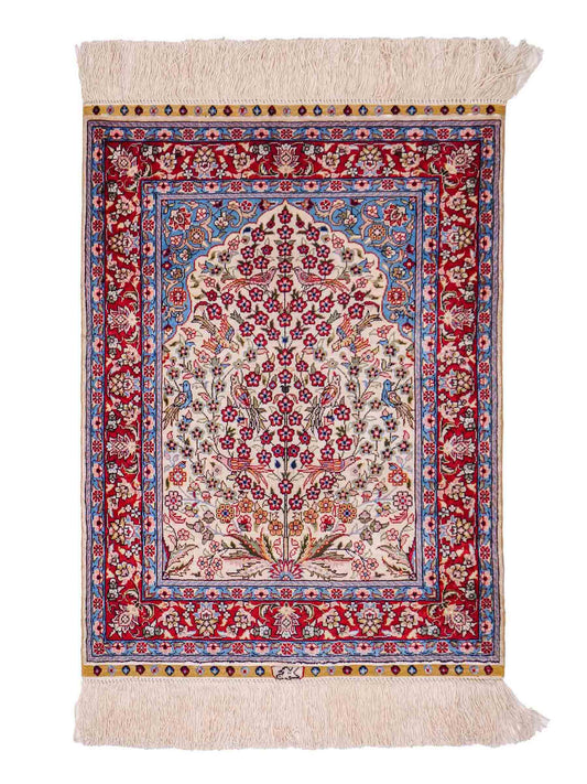 Sehr feiner, handgeknüpfter Khademi Orientteppich mit Hereke Design aus reiner Seide, creme, weiß, rot, blau. 63x47 cm. Vertrieb durch Jupiter Intl.