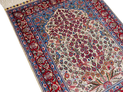 Sehr feiner, handgeknüpfter Khademi Orientteppich mit Hereke Design aus reiner Seide, creme, weiß, rot, blau. 63x47 cm. Vertrieb durch Jupiter Intl.