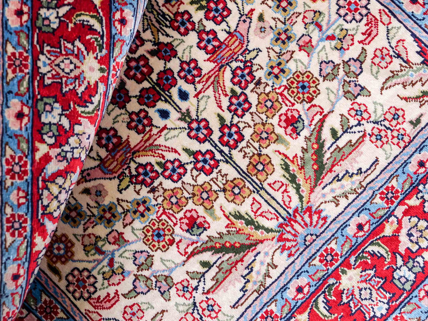 Sehr feiner, handgeknüpfter Khademi Orientteppich mit Hereke Design aus reiner Seide, creme, weiß, rot, blau. 63x47 cm. Vertrieb durch Jupiter Intl.