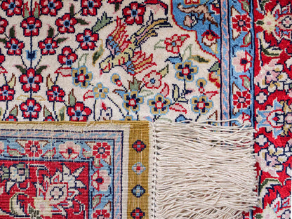 Sehr feiner, handgeknüpfter Khademi Orientteppich mit Hereke Design aus reiner Seide, creme, weiß, rot, blau. 63x47 cm. Vertrieb durch Jupiter Intl.