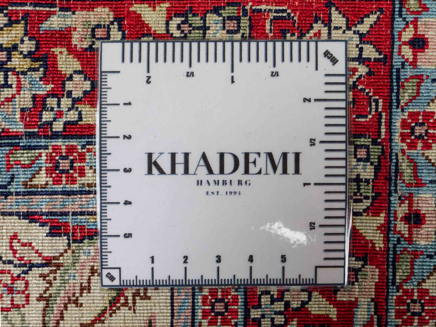 Sehr feiner, handgeknüpfter Khademi Orientteppich mit Hereke Design aus reiner Seide, creme, weiß, rot, blau. 63x47 cm. Vertrieb durch Jupiter Intl.