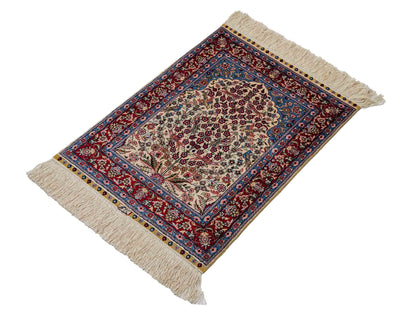 Sehr feiner, handgeknüpfter Khademi Orientteppich mit Hereke Design aus reiner Seide, creme, weiß, rot, blau. 63x47 cm. Vertrieb durch Jupiter Intl.