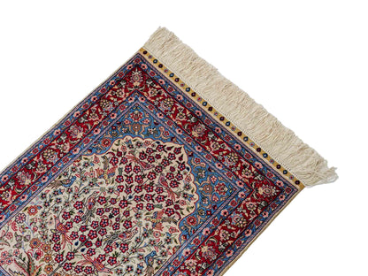 Sehr feiner, handgeknüpfter Khademi Orientteppich mit Hereke Design aus reiner Seide, creme, weiß, rot, blau. 63x47 cm. Vertrieb durch Jupiter Intl.