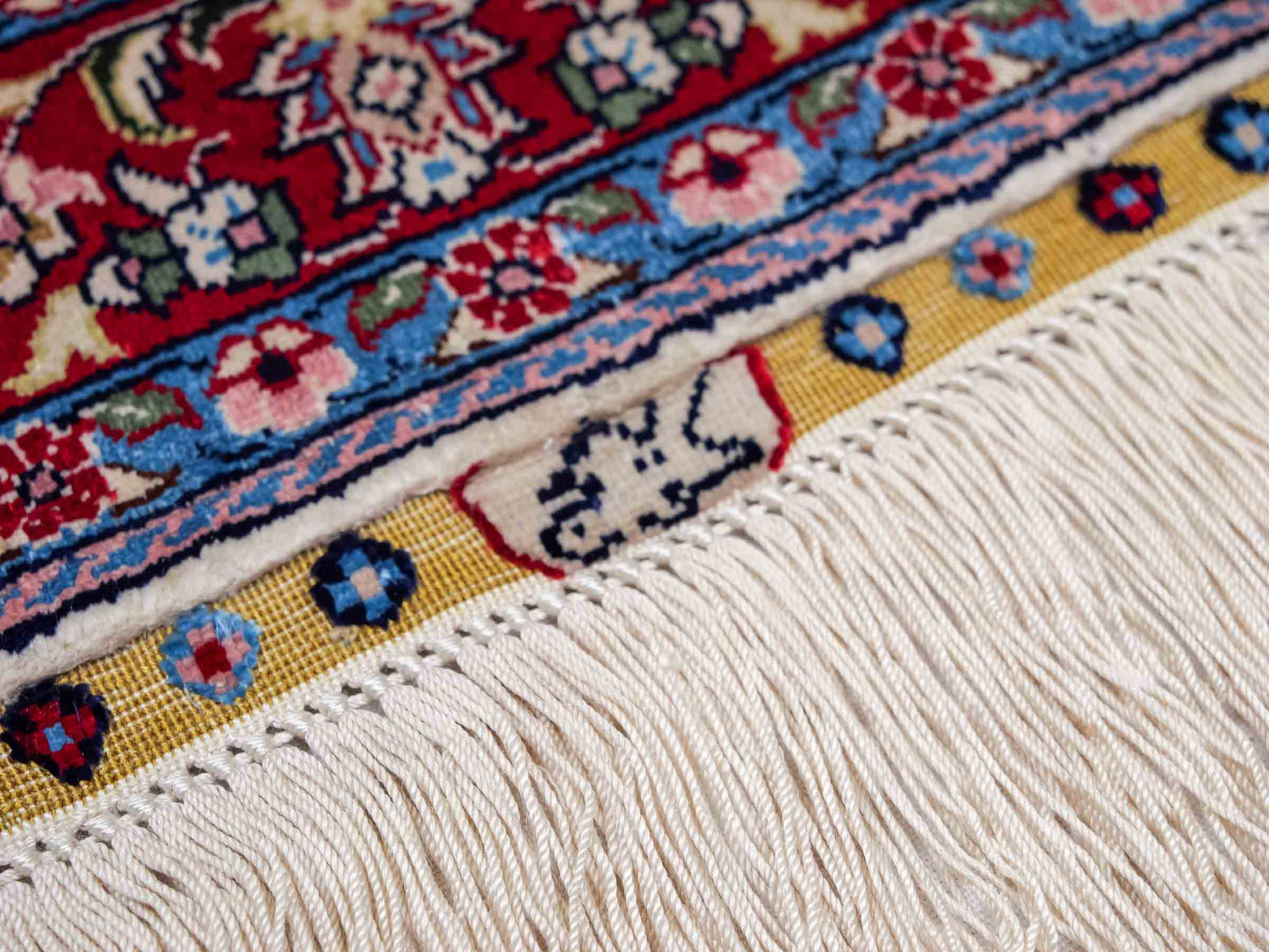 Sehr feiner, handgeknüpfter Khademi Orientteppich mit Hereke Design aus reiner Seide, creme, weiß, rot, blau. 63x47 cm. Vertrieb durch Jupiter Intl.