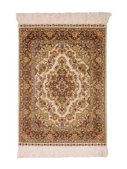 Sehr feiner, handgeknüpfter Khademi Orientteppich mit Hereke Design aus reiner Seide, creme. 64x46 cm. Vertrieb durch Jupiter Intl.