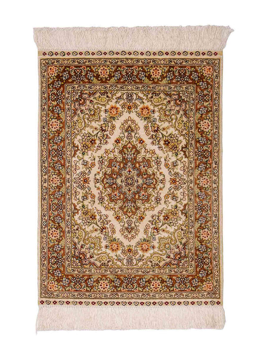 Sehr feiner, handgeknüpfter Khademi Orientteppich mit Hereke Design aus reiner Seide, creme. 64x46 cm. Vertrieb durch Jupiter Intl.