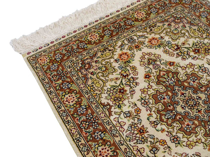 Sehr feiner, handgeknüpfter Khademi Orientteppich mit Hereke Design aus reiner Seide, creme. 64x46 cm. Vertrieb durch Jupiter Intl.