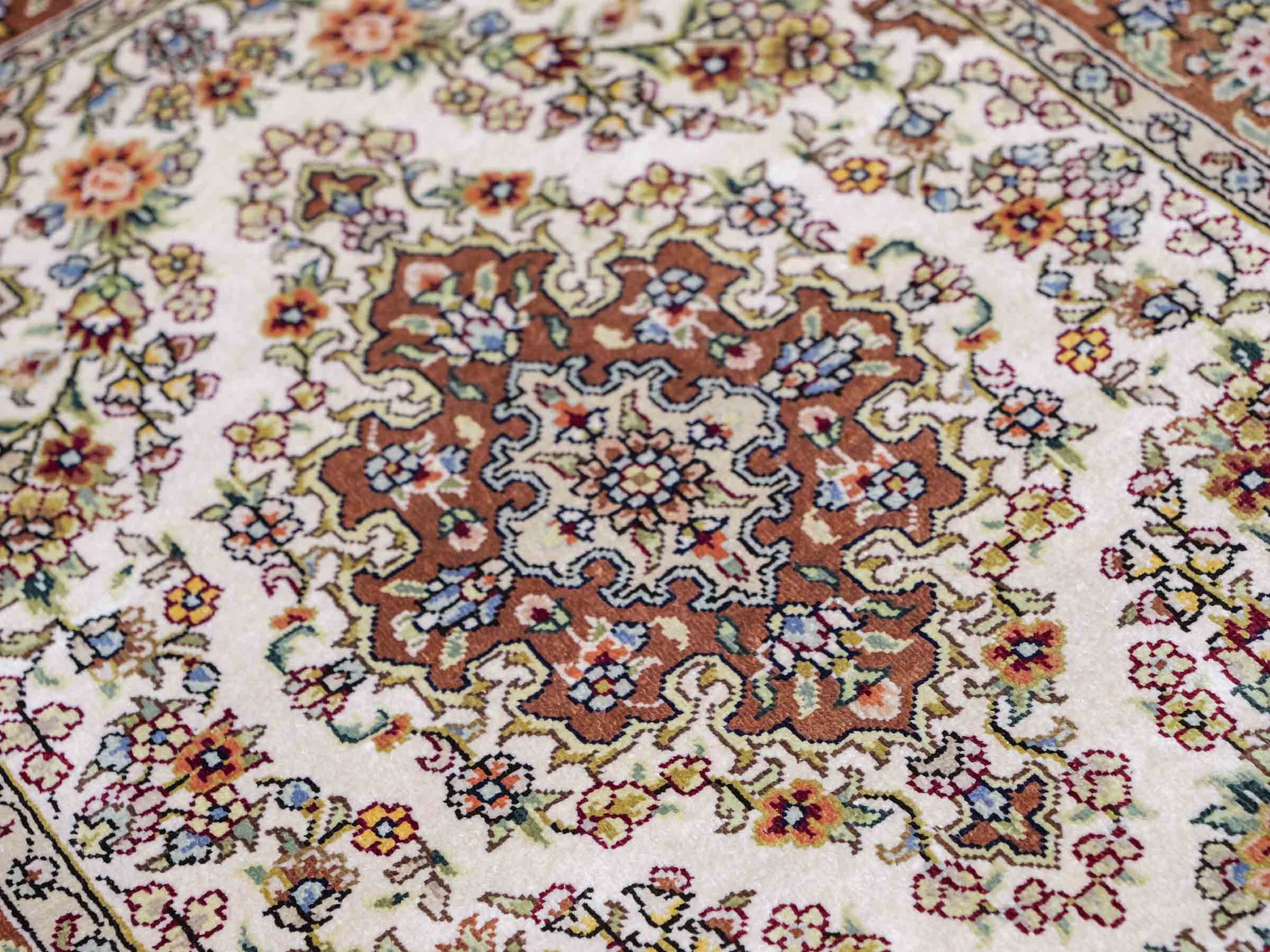 Sehr feiner, handgeknüpfter Khademi Orientteppich mit Hereke Design aus reiner Seide, creme. 64x46 cm. Vertrieb durch Jupiter Intl.