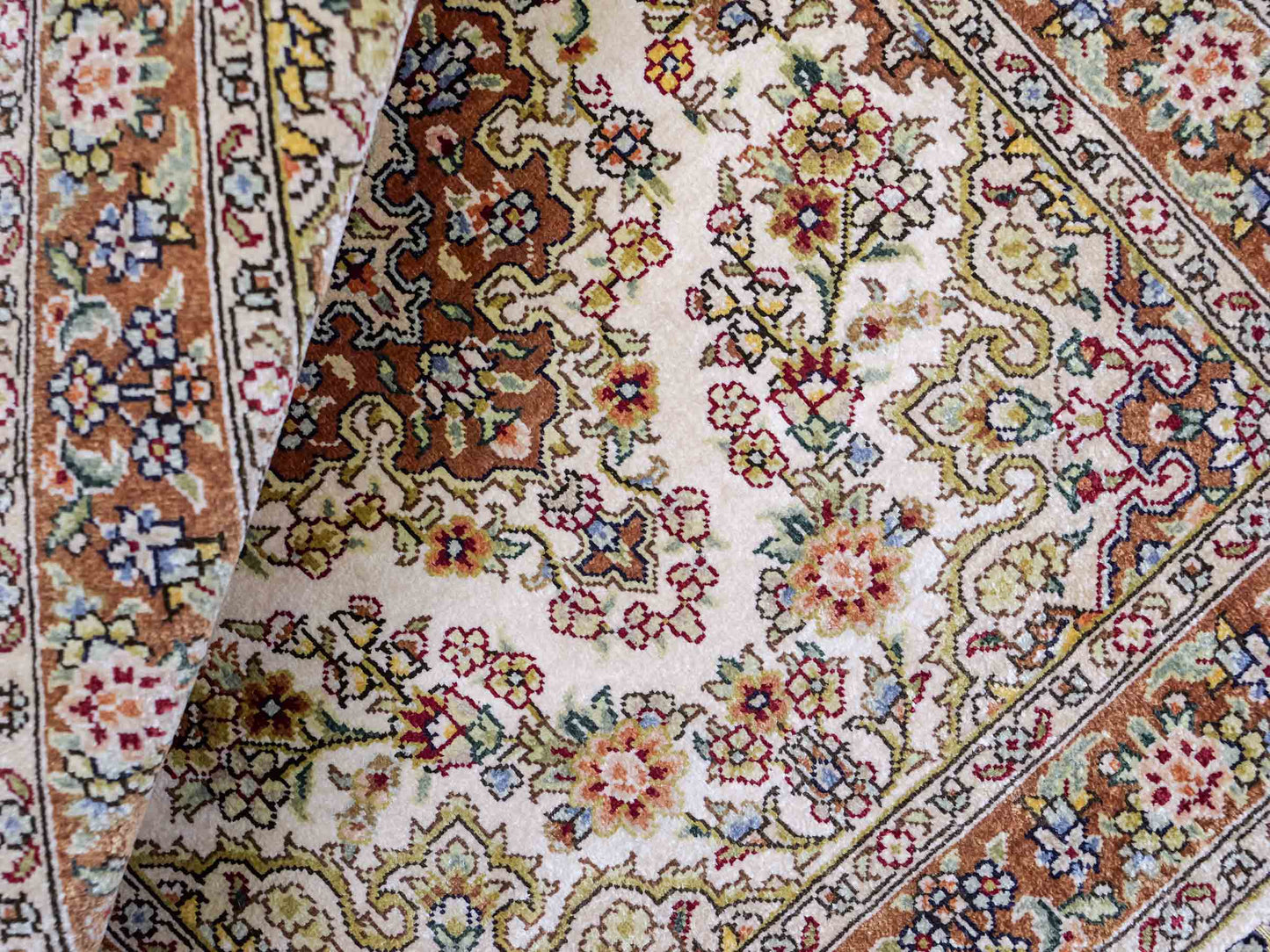 Sehr feiner, handgeknüpfter Khademi Orientteppich mit Hereke Design aus reiner Seide, creme. 64x46 cm. Vertrieb durch Jupiter Intl.