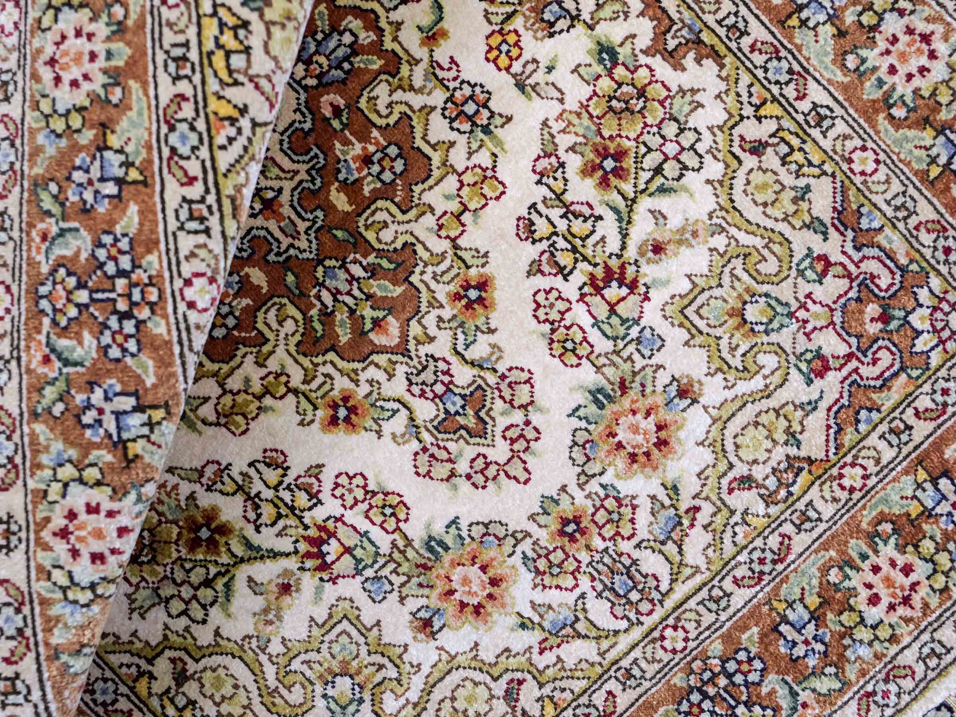 Sehr feiner, handgeknüpfter Khademi Orientteppich mit Hereke Design aus reiner Seide, creme. 64x46 cm. Vertrieb durch Jupiter Intl.