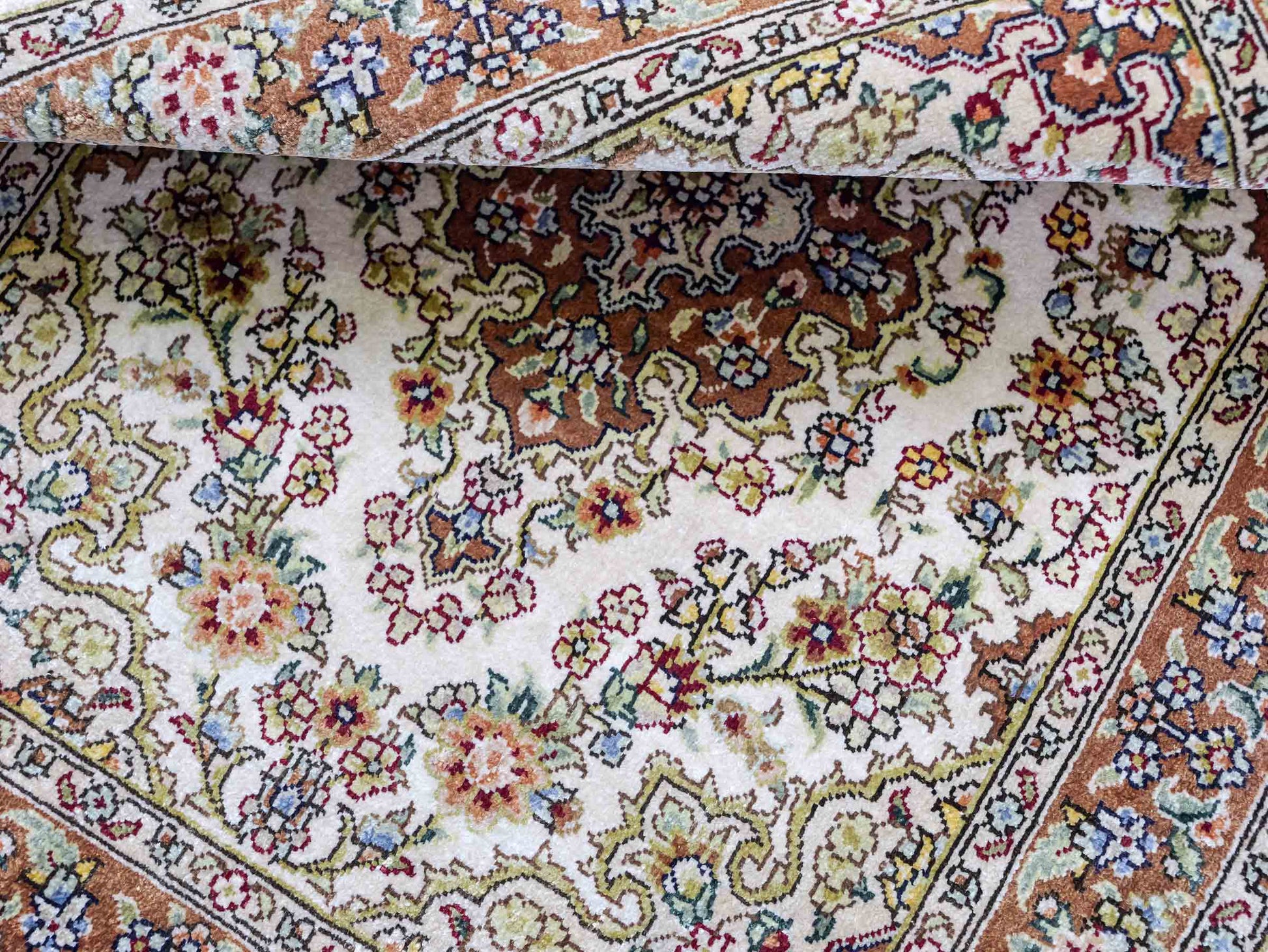 Sehr feiner, handgeknüpfter Khademi Orientteppich mit Hereke Design aus reiner Seide, creme. 64x46 cm. Vertrieb durch Jupiter Intl.