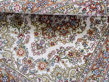 Sehr feiner, handgeknüpfter Khademi Orientteppich mit Hereke Design aus reiner Seide, creme. 64x46 cm. Vertrieb durch Jupiter Intl.