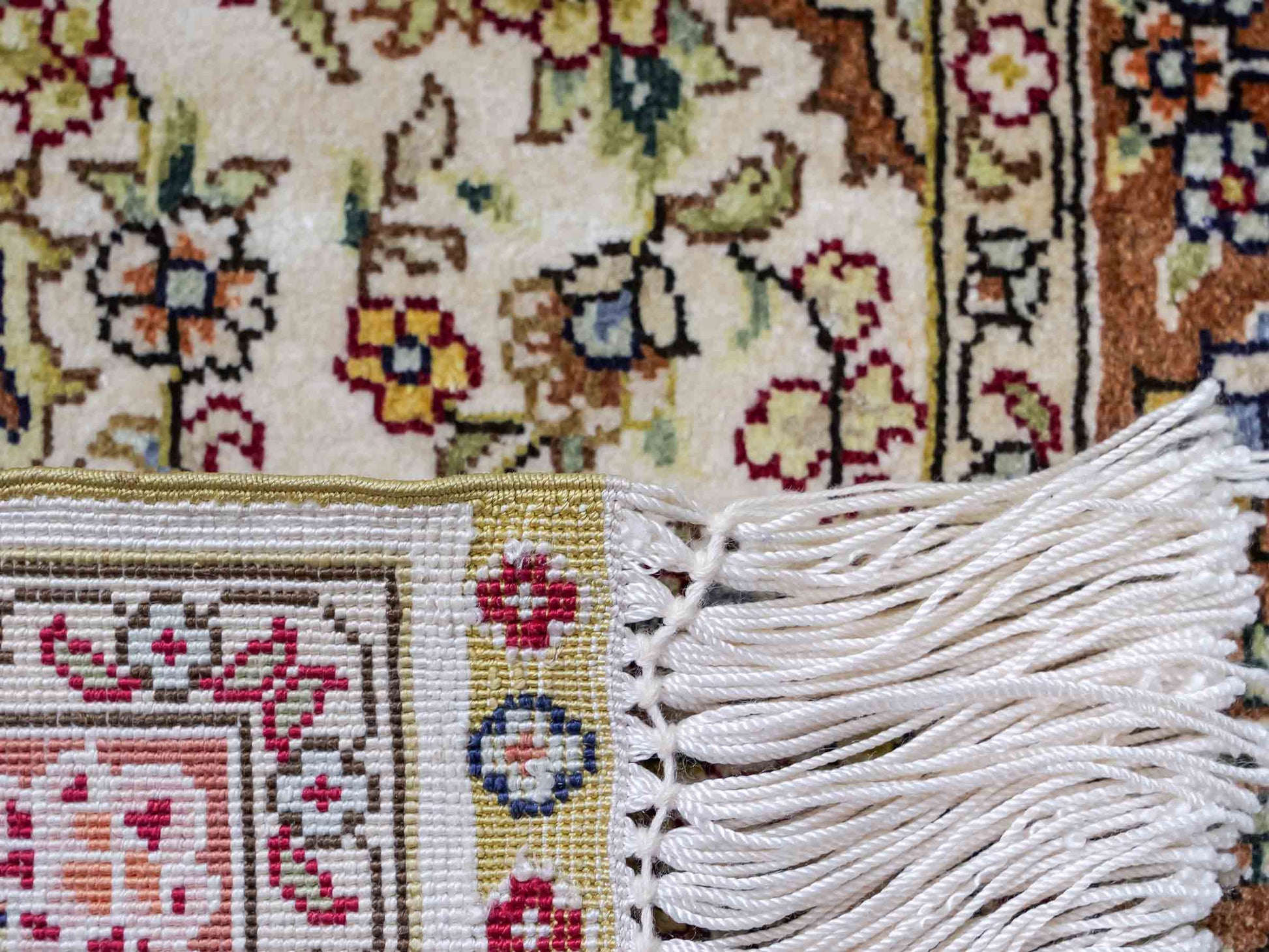 Sehr feiner, handgeknüpfter Khademi Orientteppich mit Hereke Design aus reiner Seide, creme. 64x46 cm. Vertrieb durch Jupiter Intl.