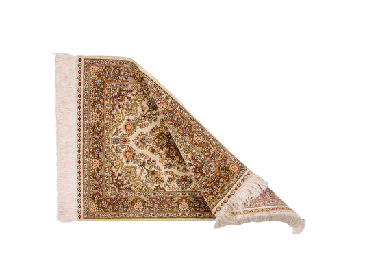 Sehr feiner, handgeknüpfter Khademi Orientteppich mit Hereke Design aus reiner Seide, creme. 64x46 cm. Vertrieb durch Jupiter Intl.