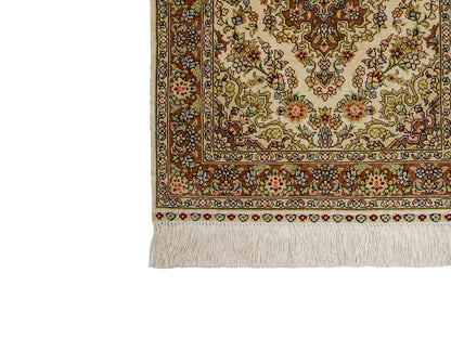 Sehr feiner, handgeknüpfter Khademi Orientteppich mit Hereke Design aus reiner Seide, creme. 64x46 cm. Vertrieb durch Jupiter Intl.