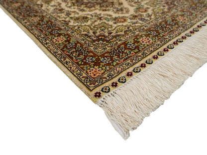 Sehr feiner, handgeknüpfter Khademi Orientteppich mit Hereke Design aus reiner Seide, creme. 64x46 cm. Vertrieb durch Jupiter Intl.