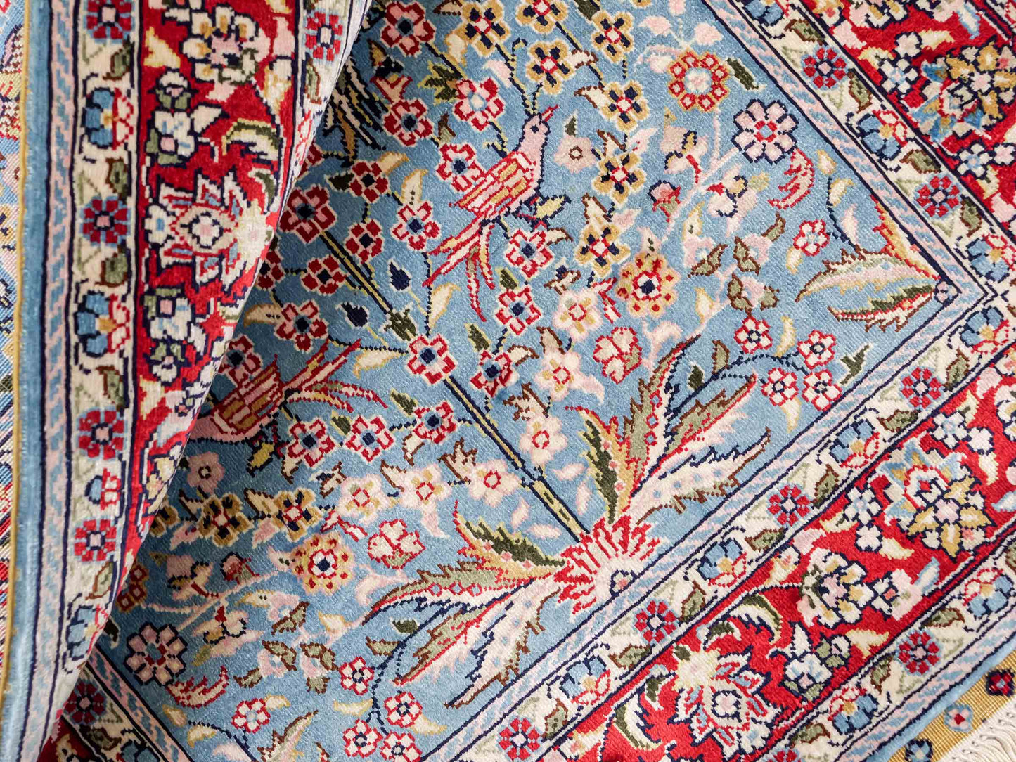 Sehr feiner, handgeknüpfter Khademi Orientteppich mit Hereke Design aus reiner Seide, blau, rot, creme. 65x47 cm. Vertrieb durch Jupiter Intl.