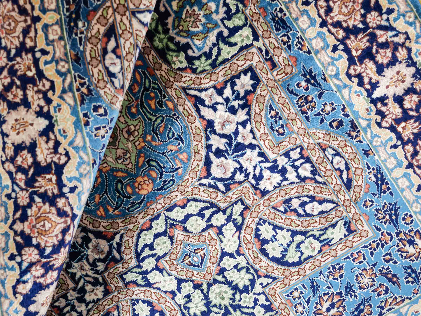 Sehr feiner, handgeknüpfter Khademi Orientteppich mit Hereke Design aus reiner Seide, blau. 92x62 cm. Vertrieb durch Jupiter Intl.