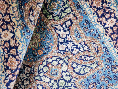 Sehr feiner, handgeknüpfter Khademi Orientteppich mit Hereke Design aus reiner Seide, blau. 92x62 cm. Vertrieb durch Jupiter Intl.