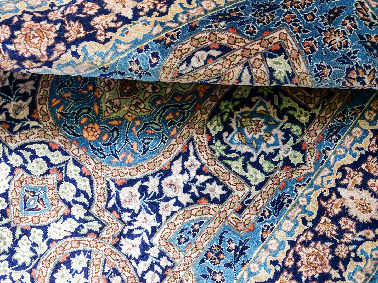 Sehr feiner, handgeknüpfter Khademi Orientteppich mit Hereke Design aus reiner Seide, blau. 92x62 cm. Vertrieb durch Jupiter Intl.