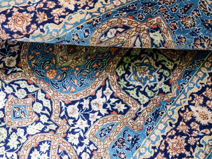 Sehr feiner, handgeknüpfter Khademi Orientteppich mit Hereke Design aus reiner Seide, blau. 92x62 cm. Vertrieb durch Jupiter Intl.